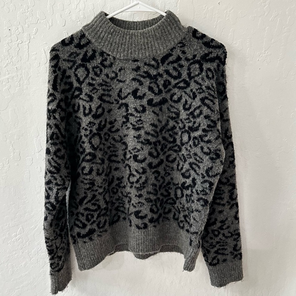 John + Jenn Cheetah Gray Black Xavier High Neck Pullover Sweater S Petite - Picture 1 of 9